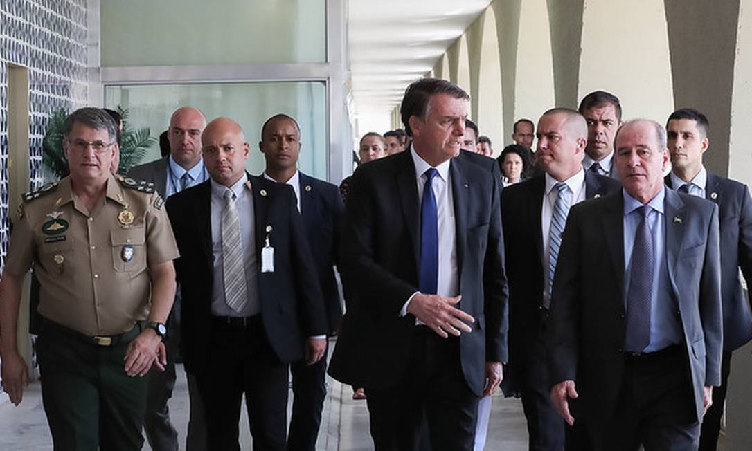 Bolsonaro se reúne com o ministro da Defesa, Fernando Azevedo, no Quartel General do Exército Foto: Divulgação
