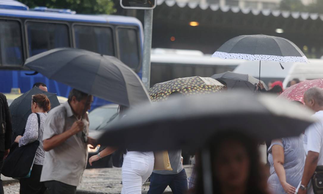 Chuva em pontos isolados ainda estará presente no Rio nesta quarta-feira Foto: Fabiano Rocha / Agência O Globo
