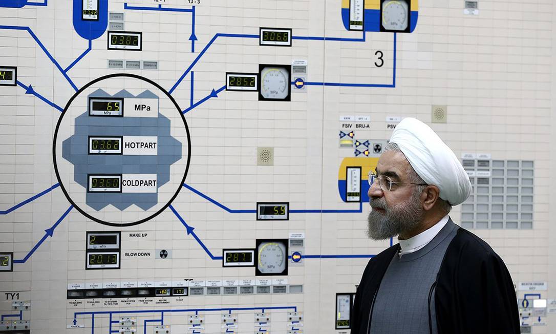Presidente do Irã, Hassan Rouhani visita sala de controle da planta nuclear de Bushehr Foto: Presidência do Irã 13-01-2015 / AFP