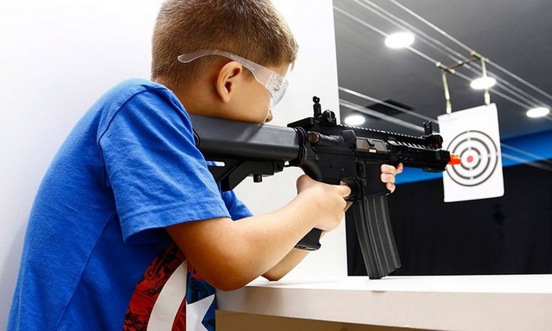 Menino pratica tiro com arma de airsoft, em shopping no Rio de Janeiro Foto: Uanderson Fernandes / AgÃªncia O Globo