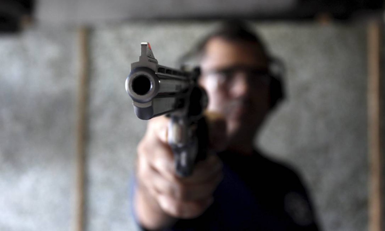 Para especialistas, medidas favorecem o crime organizado por facilitar acesso de traficantes a armas de guerra Foto: Custódio Coimbra / Agência O Globo