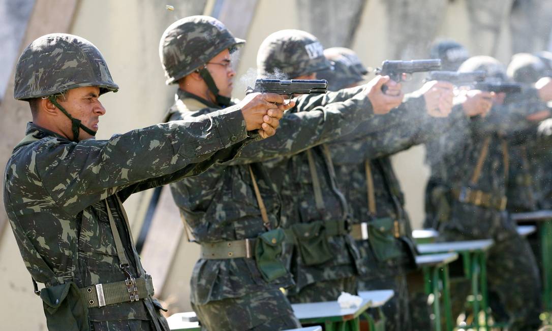 Aula de tiro na Escola de Sargentos das Armas (ESA), em Três Corações (MG) Foto: Marcelo Theobald / Agência O Globo