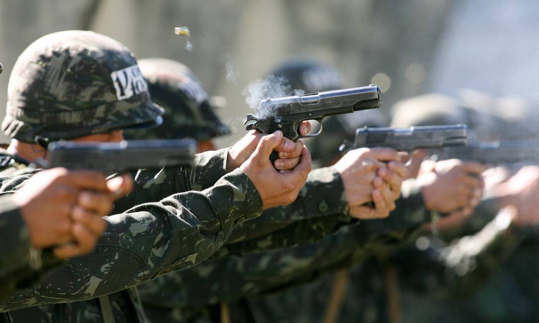 Treinamento do Exército com pistolas 9mm: armamento era considerado de uso restrito por Forças Armadas e policiais Foto: Marcelo Theobald / Agência O Globo