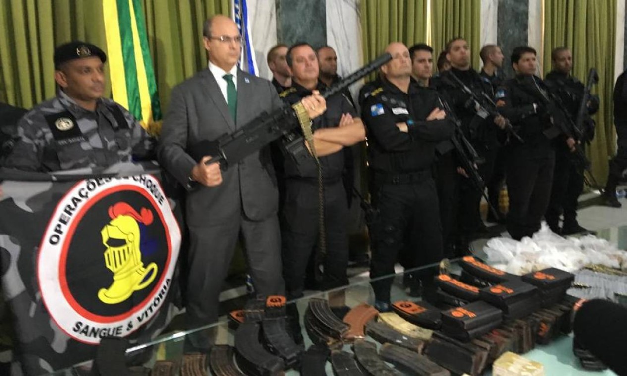 No Palácio Guanabara, o governador Wilson Witzel posa empunhando arma apreendida pelo Batalhão de Choque Foto: Reprodução