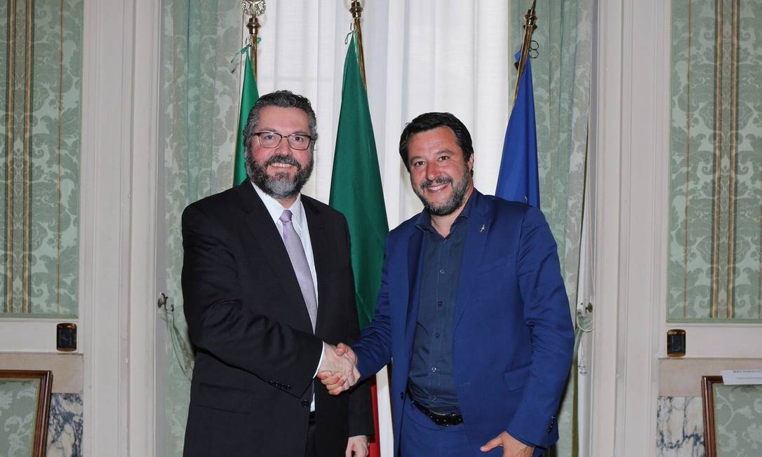 Vice-primeiro-ministro da Itália, Matteo Salvini, em encontr com o chanceler brasileiro Ernesto Araújo Foto: Reprodução/Twitter 