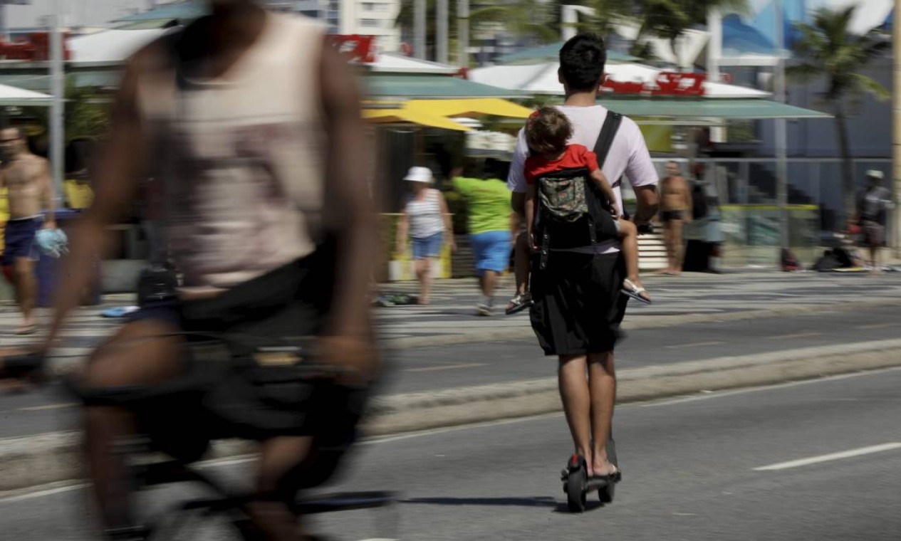 Falta de regras e de normas aumentam os acidentes entre os usuários dos patinetes que tomaram conta da cidade Foto: Custódio Coimbra / Agência O Globo