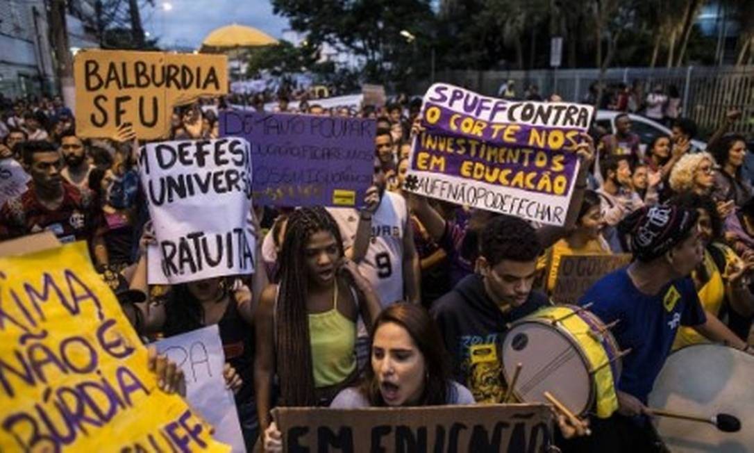 Estudantes da UFF protestam contra corte de verbas para o ensino superior Foto: Pablo Jacob