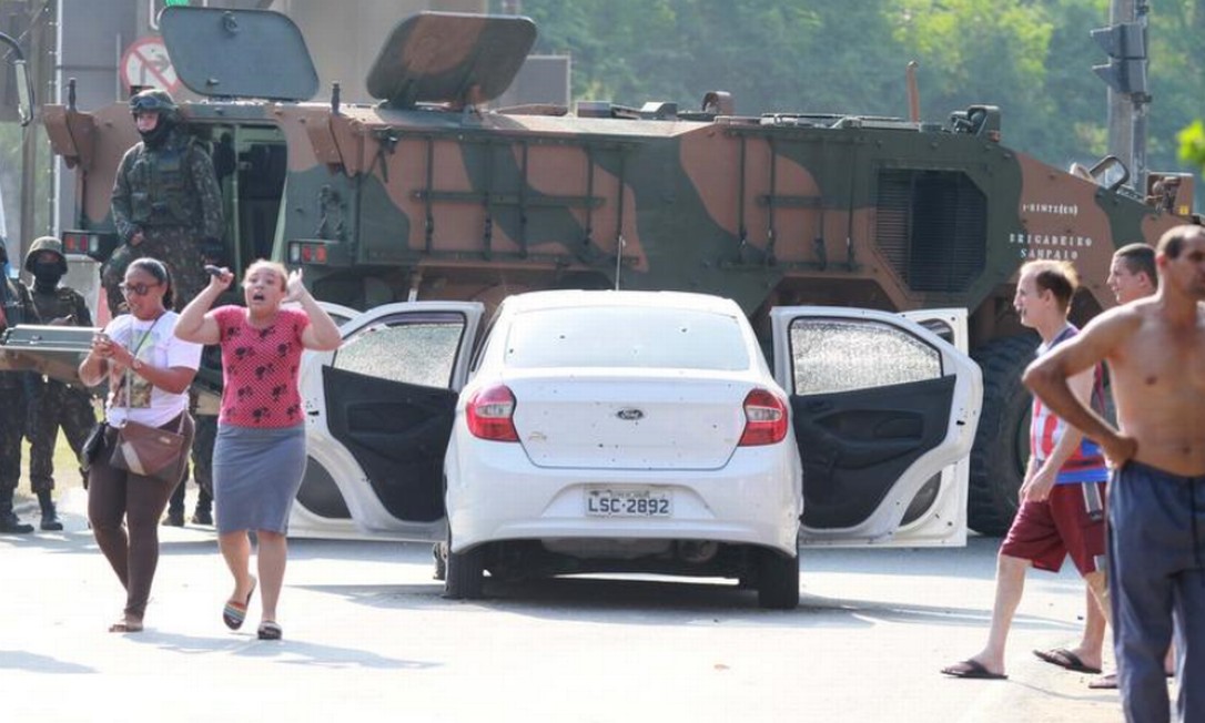 Parentes de Evaldo se desesperam após carro ter sido atacado por militares: veículo foi atingido por 83 tiros Foto: José Lucena / Futura Press