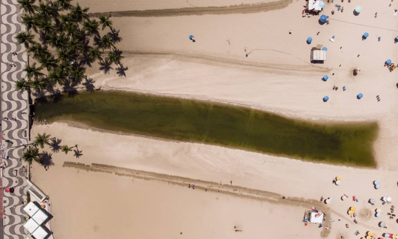 Do alto, o esgoto mancha as areias da Princesinha do Mar Foto: Brenno Carvalho / Agência O Globo