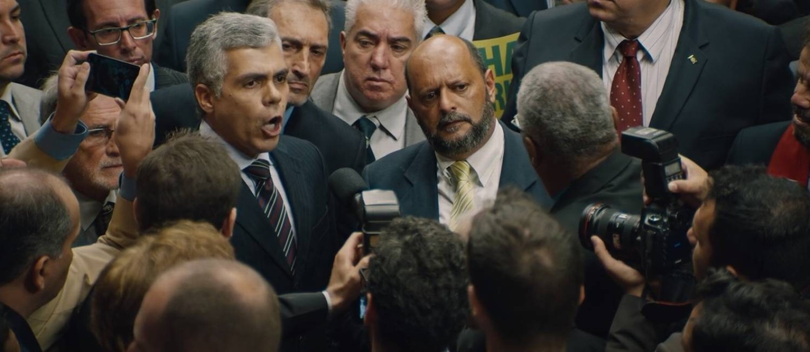 Garcia Júnior em 'O mecanismo': em pequena participação, ator revive discurso de Jair Bolsonaro durante a votação do impeachment de Dilma Rousseff na Câmara dos Deputados Foto: Reprodução
