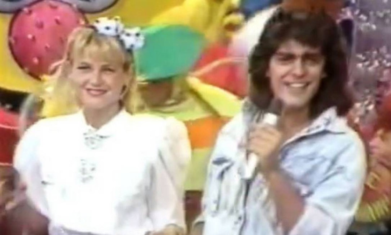 Entre os anos 80 e 90, Junno foi presença regular em programas televisivos comandados por Xuxa. Nesta foto, ele participa do "Xou da Xuxa". "A paquera entre nós já rolava ali", entrega. Foto: Reprodução / TV Globo