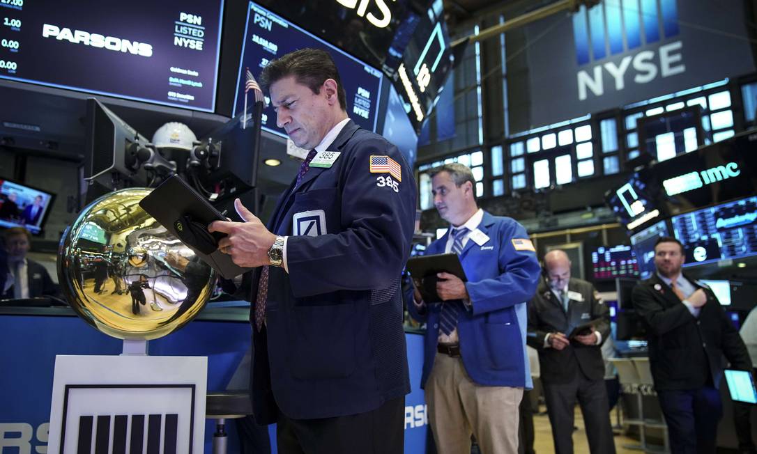 Corretores em Wall Street: táticas mais maduras em aberturas de capital de empresas de internet. Foto: Drew Angerer / AFP