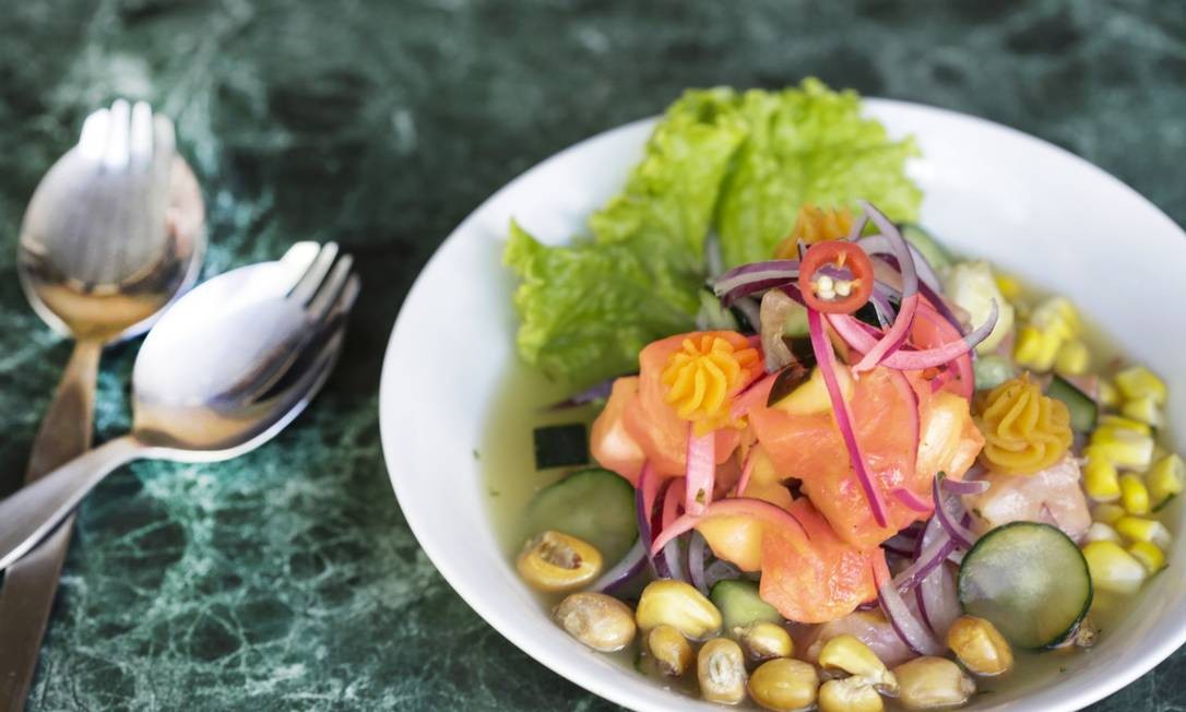 Ceviche de salmão da Miraflores Foto: Marcos Ramos / Agência O Globo