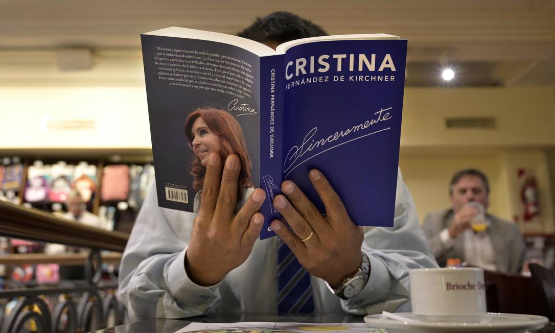 Homem lê um cópia de 'Sinceramente', livro da ex-presidente argentina Cristina Kirchner, num café no centro de Buenos Aires Foto: JUAN MABROMATA / AFP