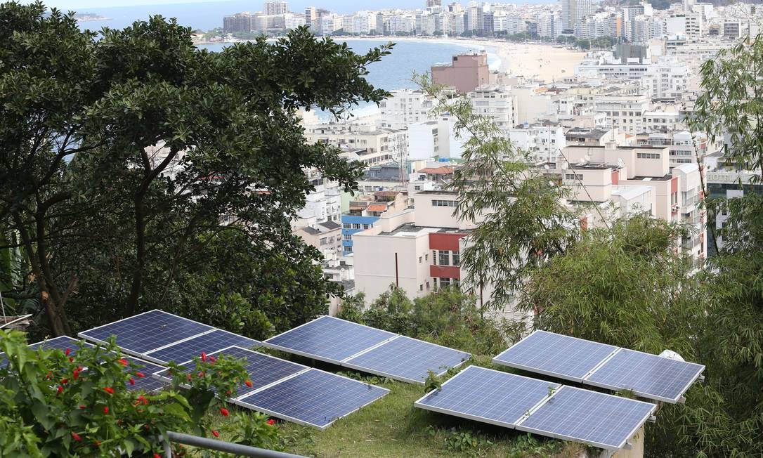 Placas solares no Leme, Zona Sul do Rio Foto: Pedro Teixeira / Agência O Globo