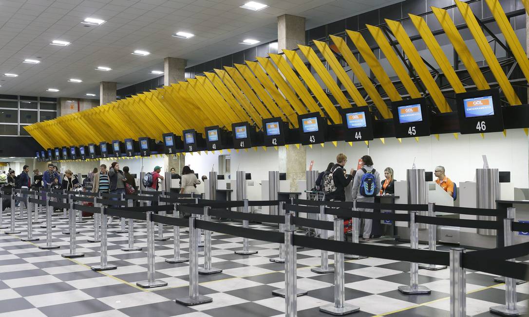 Os profissionais que trabalham nos aeroportos passarão por inspeção aleatória Foto: Edilson Dantas / Agência O Globo