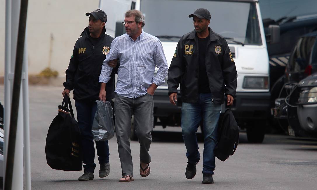Na foto, Eduardo Plass chega de chinelo à sede da PF no Rio no último dia 3 de agosto de 2018 Foto: Fabiano Rocha / O Globo