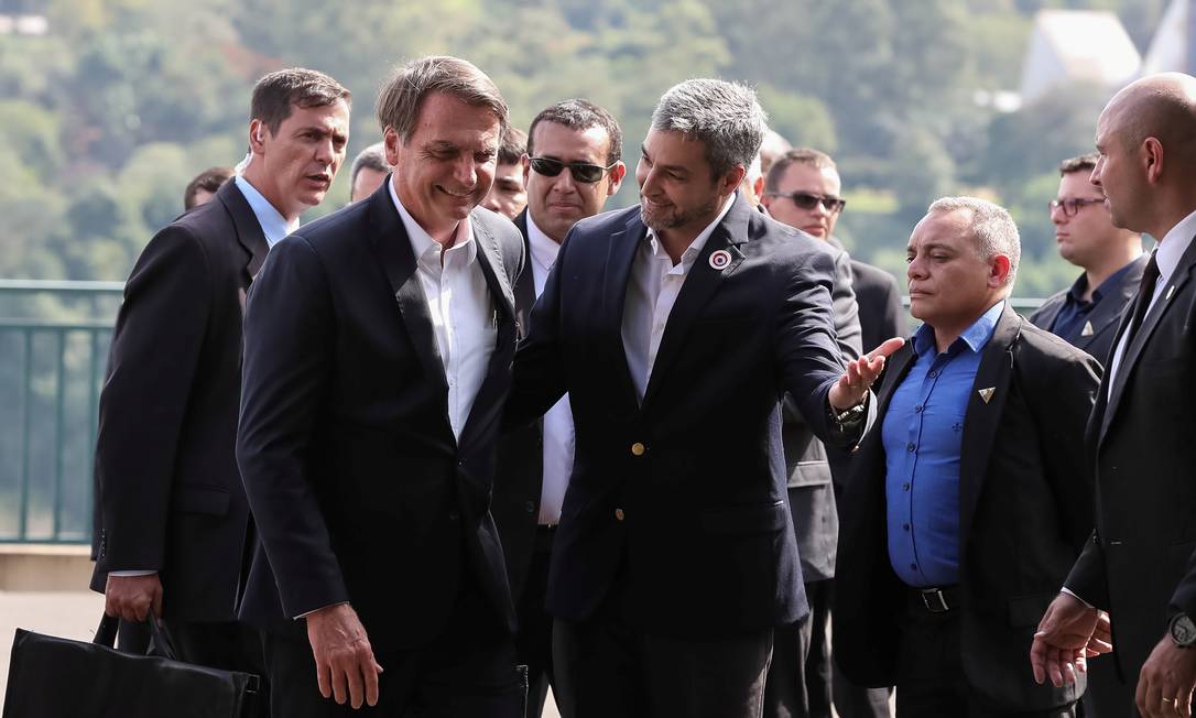 Bolsonaro participa de cerimônia de lançamento da construção da segunda ponte entre o Brasil e Paraguai com o presidente paraguaio Mario Abdo Foto: HANDOUT / REUTERS