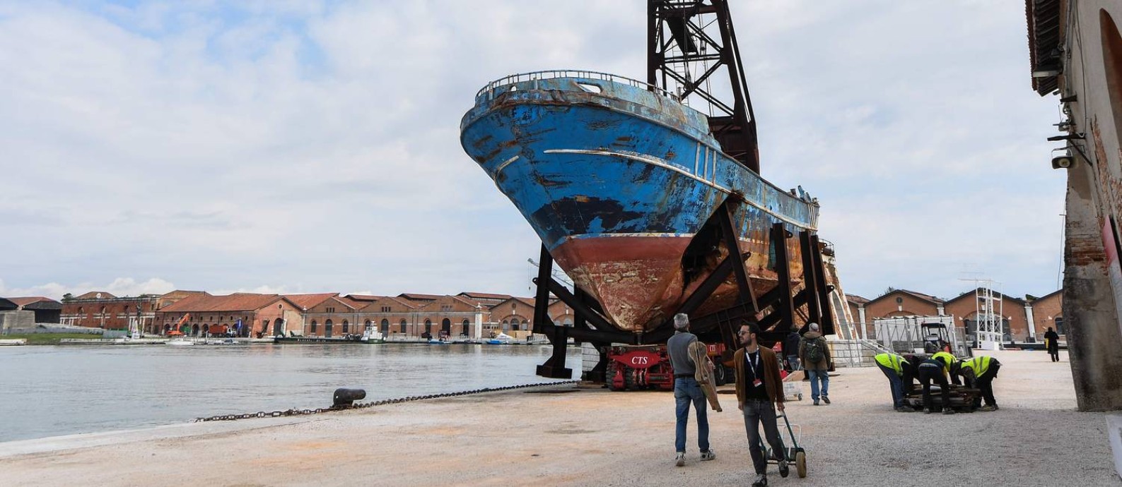 A polêmica instalação 'Barca nostra', criada a partir de destroços de um navio naufragado, está montada no Aersenale Foto: TIZIANA FABI / AFP