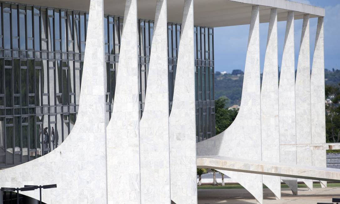 AutomÃ³veis de luxo terÃ£o suportes para armas letais, pneus Ã  prova de bala, e equipamentos de varredura Foto: Jorge William / AgÃªncia O Globo