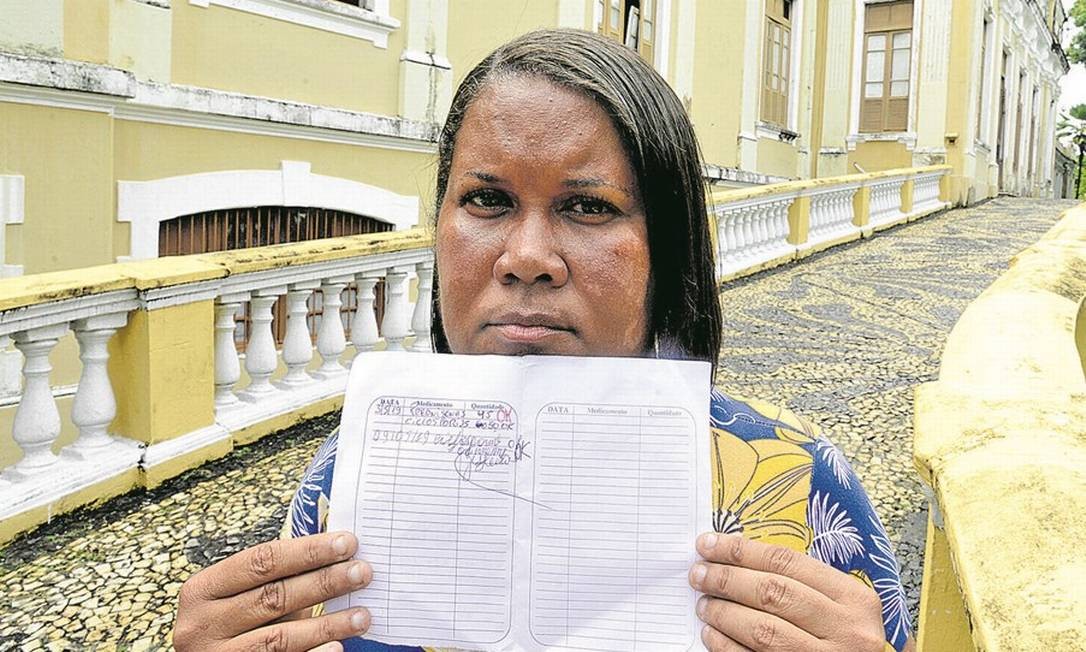 Andrea Carla sente dores e teme perder o rim que recebeu hÃÂ¡ seis anos, por estar hÃÂ¡ trÃÂªs meses sem conseguir o remÃÂ©dio de que precisa Foto: Leo Caldas
