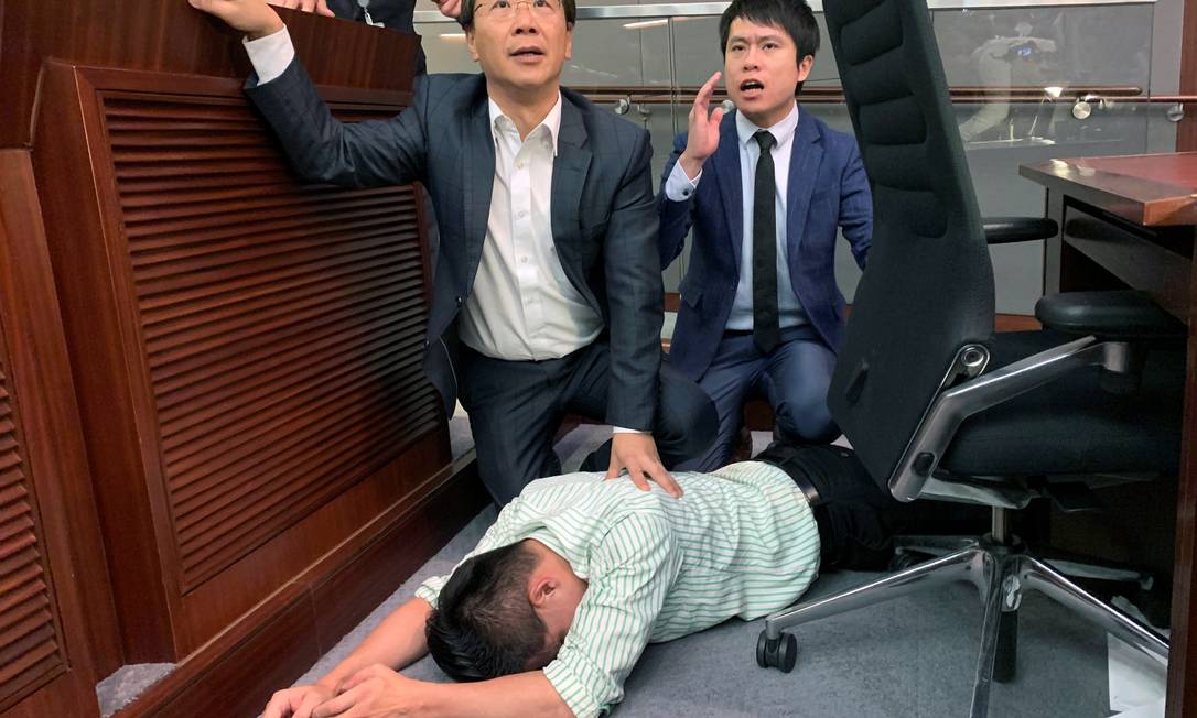 Deputado pró-democracia, Gray Fan fica caído após briga em Parlamento de Hong Kong Foto: JAMES POMFRET 11-05-2019 / REUTERS