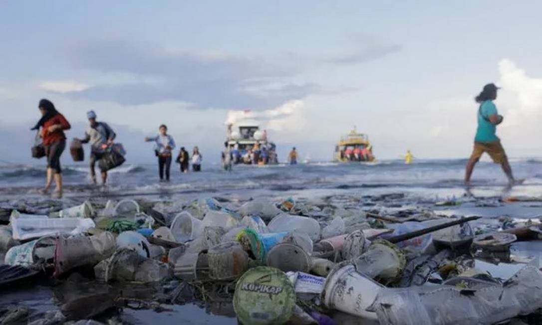 Lixo se espalha por praia de Bali, na Indonésia Foto: Johannes Christo/Reuters