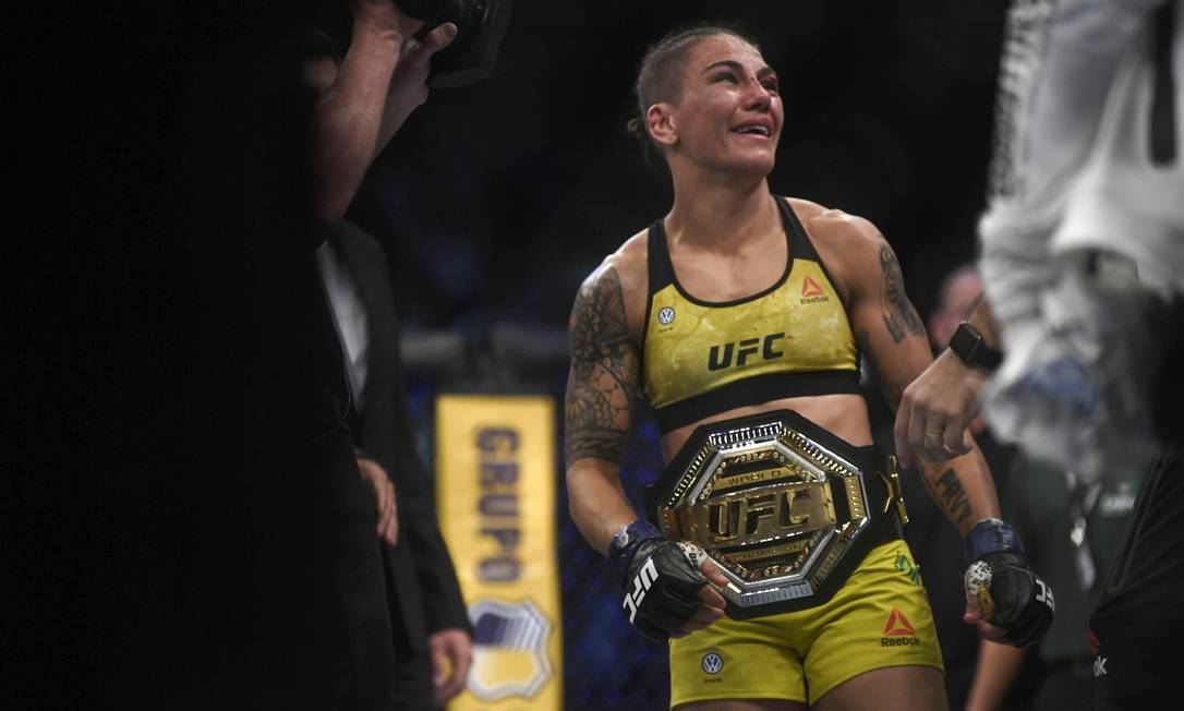Jéssica "Bate-Estaca" Andrade é a nova campeã peso-palha do UFC Foto: MAURO PIMENTEL / AFP