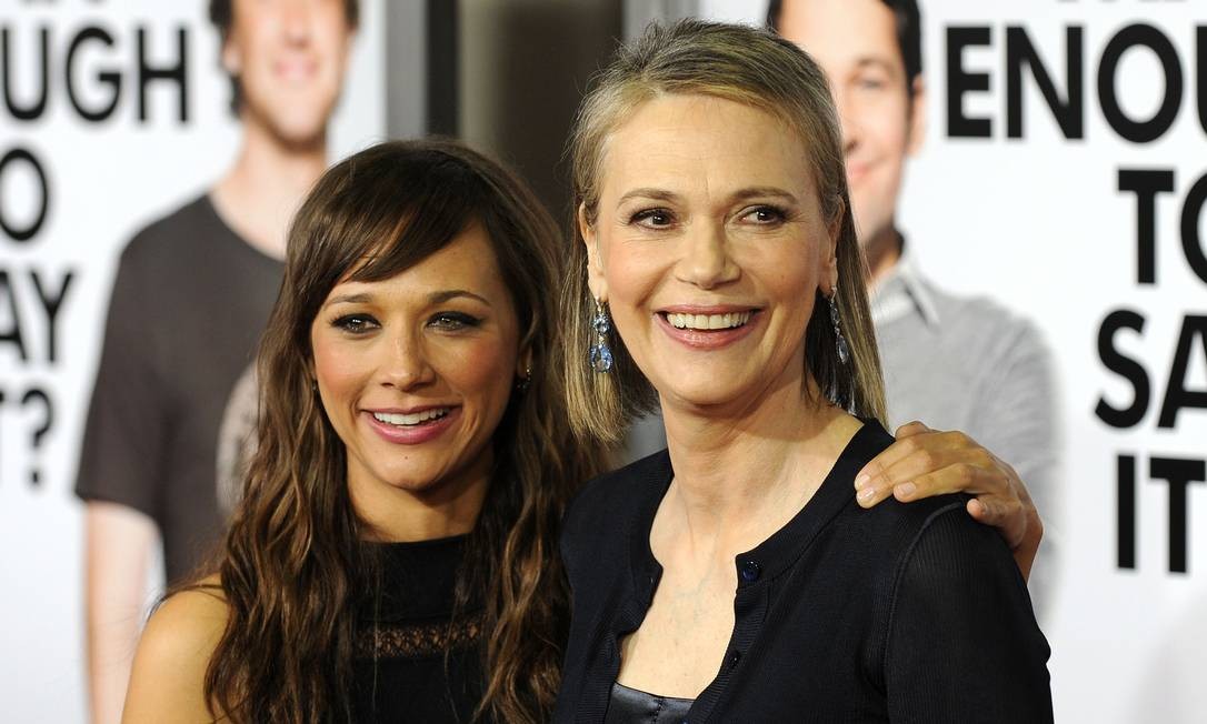 Peggy Lipton (direita) e sua filha, a também atriz Rashida Jones, em 2017 Foto: GABRIEL BOUYS / AFP