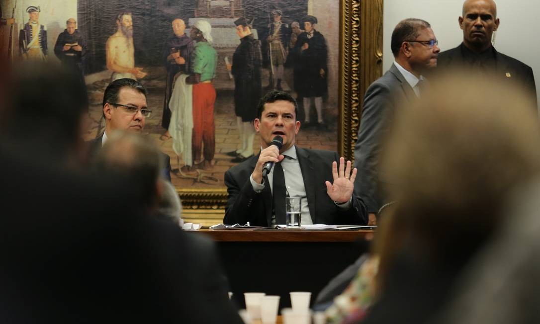 Moro discusses with the parliamentarians the points of the package against crime, which changes the articles in the Penal Code and tightens the laws to combat organized crime Photo: Jorge William / Agência O Globo - 06/02/2019 