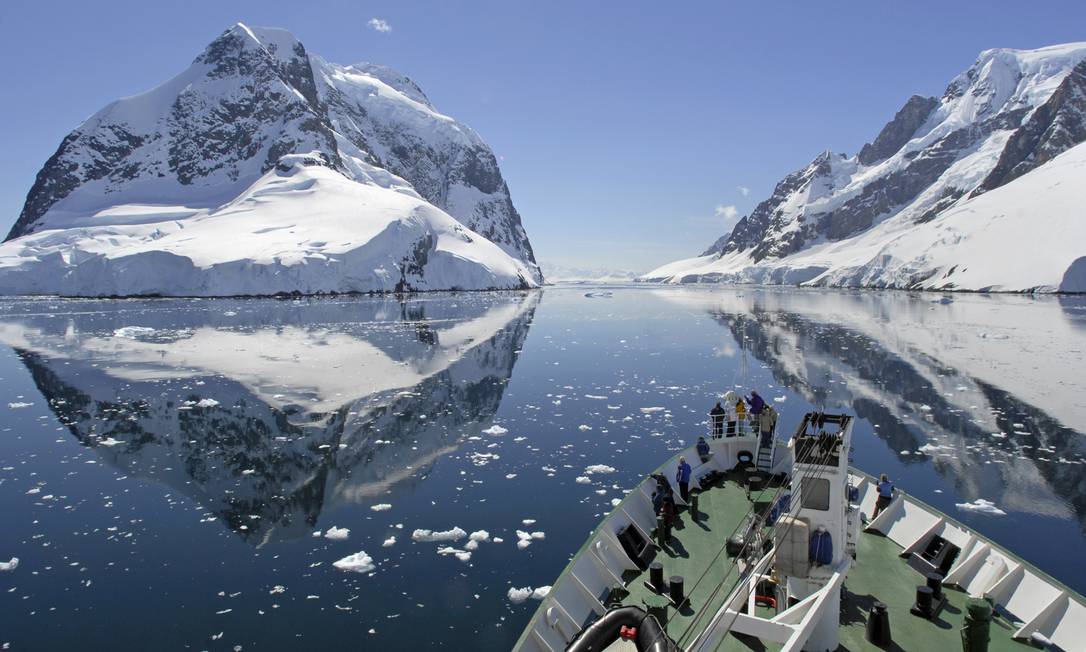 Navio de cruzeiro passa pelo Canal Lemaire, na Antártica Foto: oversnap / Getty Images / Divulgação