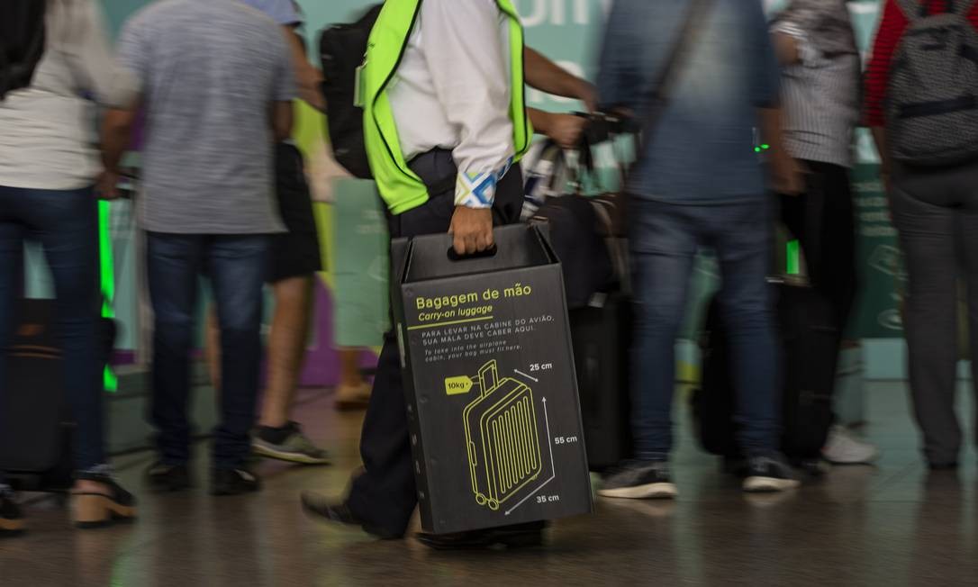 Primeiro dia de fiscalização e cobrança de bagagens de mão que não estejam dentro dos padrões de tamanho e peso no Aeroporto Internacional Tom Jobim Foto: Alexandre Cassiano / Agência O Globo