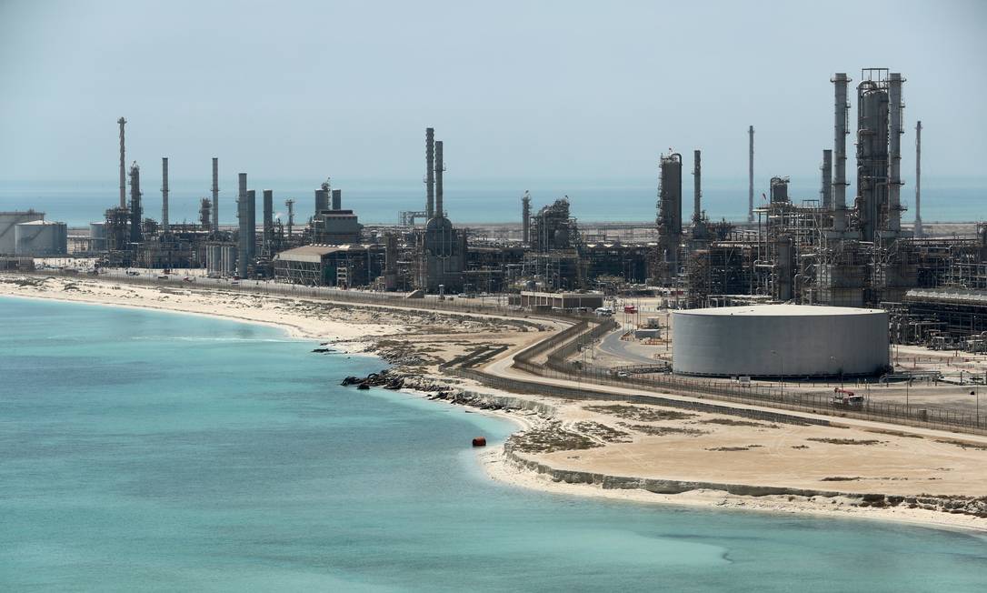 Refinaria de petróleo da estatal Aramco na Arábia Saudita Foto: Ahmed Jadallah / Reuters/21-05-2018