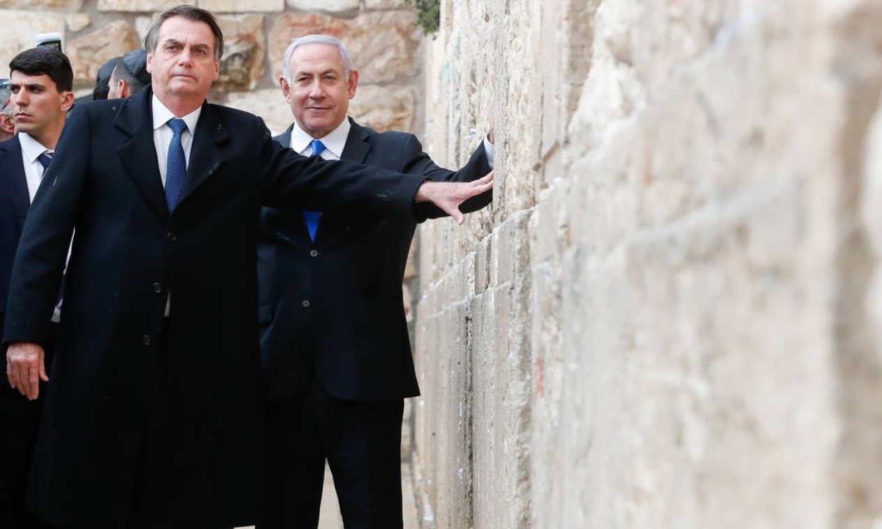 Em Jerusalém, Jair Bolsonaro se tornou o primeiro chefe de Estado estrangeiro a rezar no Muro das Lamentações ao lado do premier israelense, Benjamin Netanyahu. O gesto incomodou palestinos, que denunciam a ocupação de seus territórios por Israel Foto: Alan Santos 01-04-2019 / PR