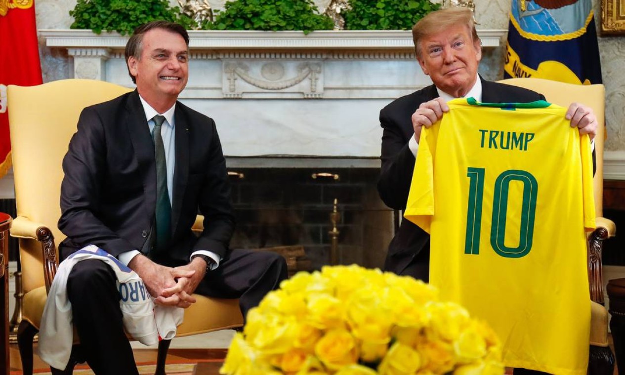 Durante reunião no Salão Oval da Casa Branca, Jair Bolsonaro e Donald Trump trocaram, de presente, camisas das seleções de futebol Foto: Alan Santos 19-03-2019 / PR