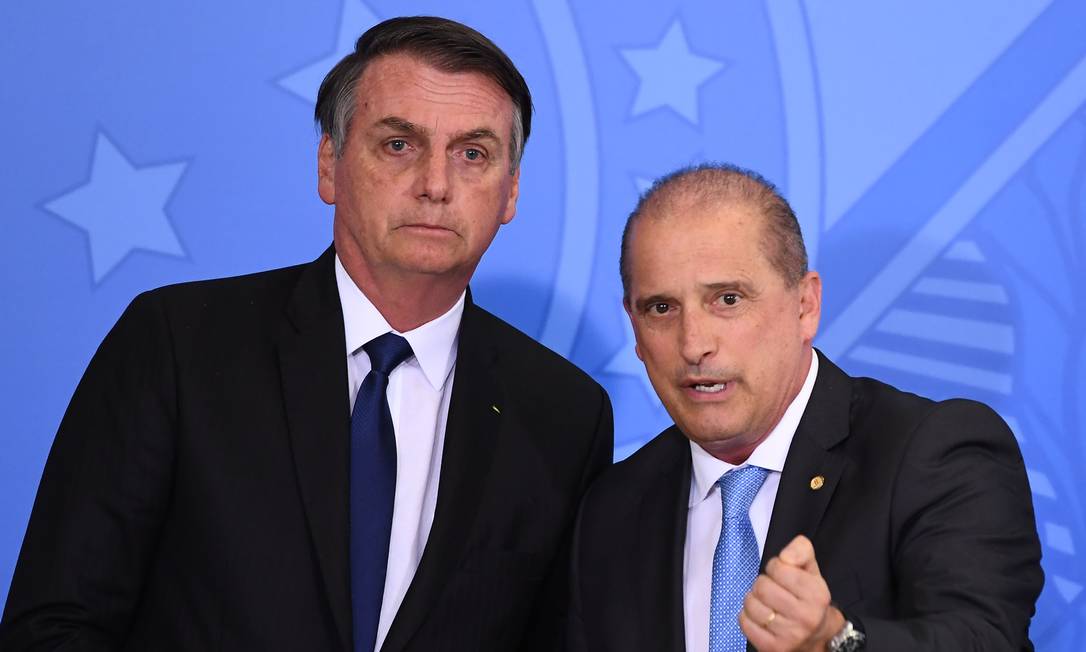O presidente Jair Bolsonaro e o ministro da Casa Civil, Onyx Lorenzino, durante cerimônia no Palácio do Planalto Foto: Evaristo Sá/AFP/07-05-2019