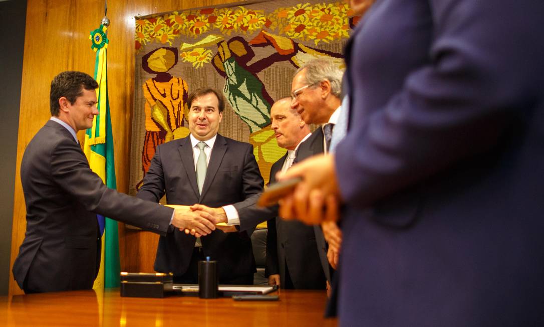 Sergio Moro entrega o projeto do pacote anticrime a Rodrigo Maia, na Câmara Foto: Daniel Marenco / Agência O Globo - 19/02/2019