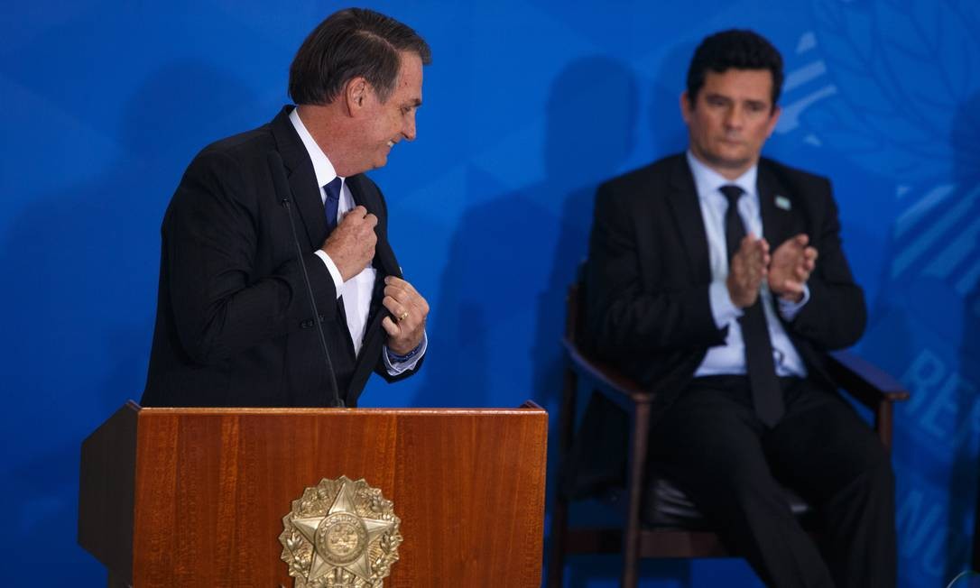 Moro participates with Bolsonaro in the signing of the decree that facilitated the possession and possession of weapons. However, the minister said that the decree is not part of a security policy Photo: Daniel Marenco / Agência O Globo - 05/07/2019 