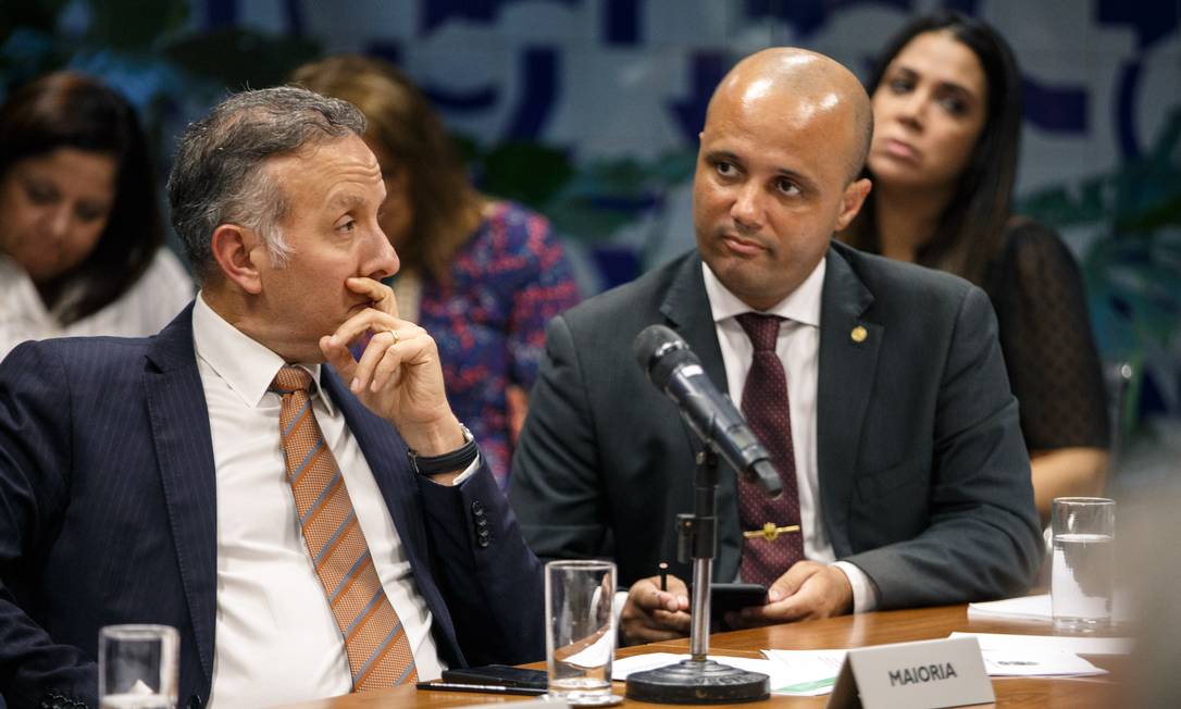 O líder do governo na Câmara, Major Vitor Hugo (à direita), durante de reunião de líderes Foto: Daniel Marenco/Agência O Globo/14-05-2019