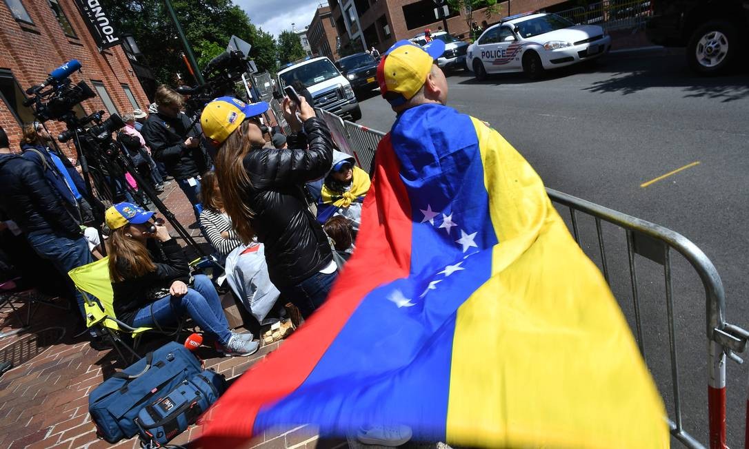 Ccidadãos venezuelanos protestam do lado de fora da embaixada em Washington Foto: MANDEL NGAN / AFP