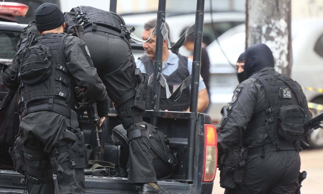 O porta-voz da PM Mauro Fliess explicou que todos os protocolos foram seguidos e os reféns ficaram “sob controle, na medida do possível” Foto: Fabiano Rocha / Agência O Globo