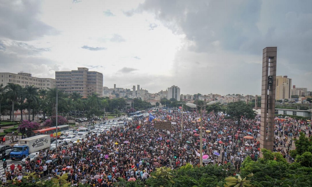 Manifestação contra bloqueio de verbas da Educação reúne 250 mil pessoas em Belo Horizonte