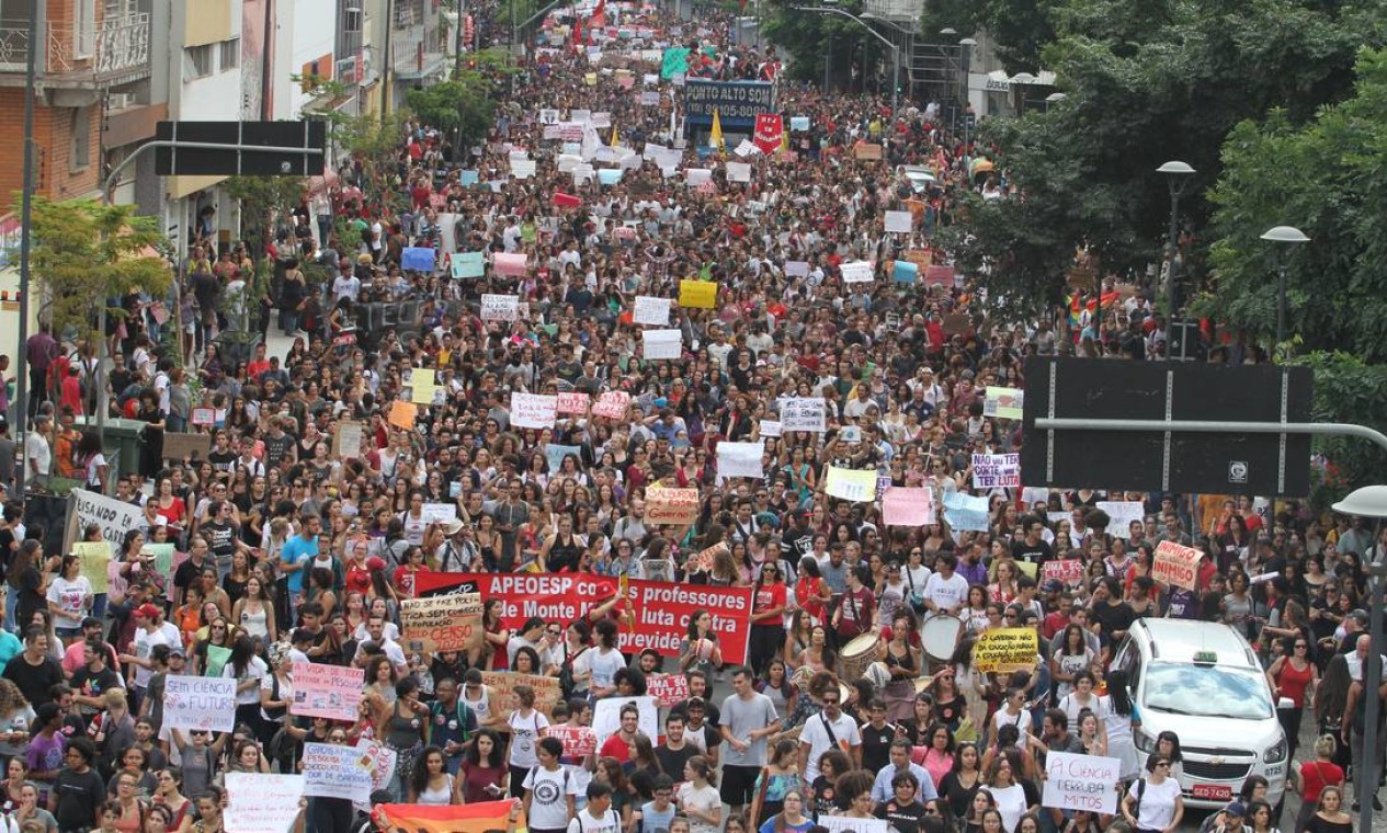 Protesto contra os cortes na educação no Largo do Rosário no centro de Campinas, interior de São Paulo, nesta quarta-feira Foto: Luciano Claudino / Agência O Globo