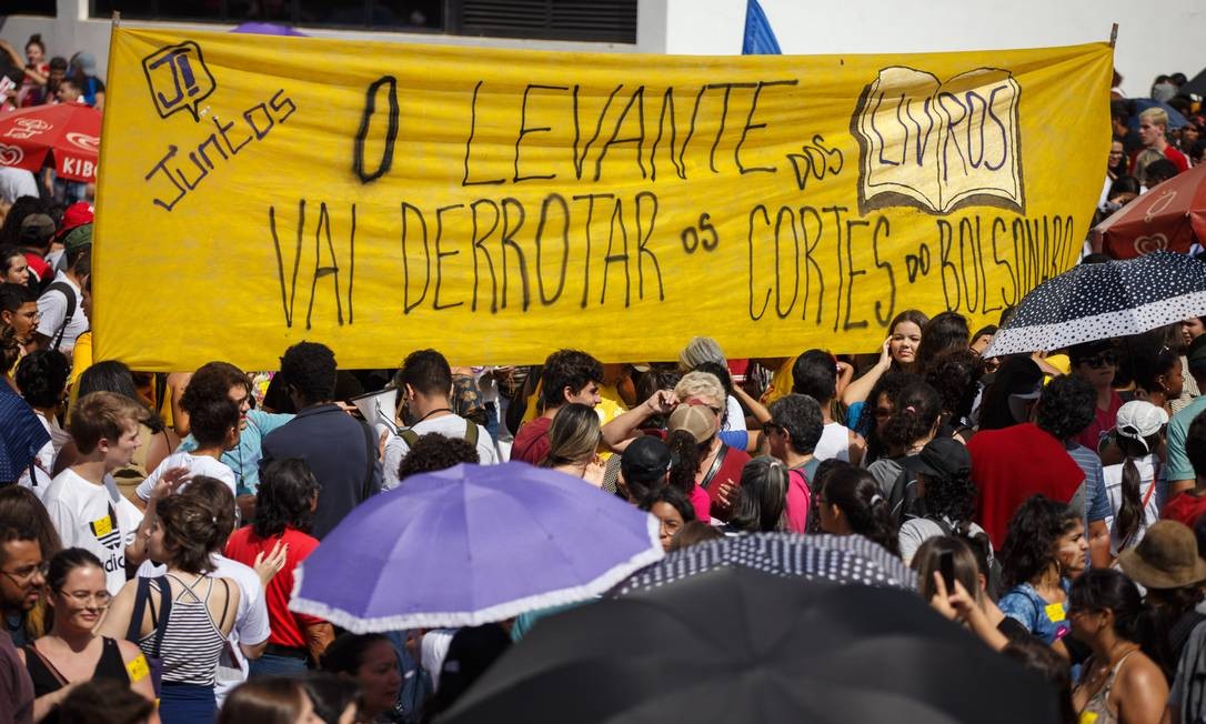 Greve da educação reúne milhares de pessoas na manhã desta quarta-feira, em Brasilia Foto: Daniel Marenco / Agência O Globo