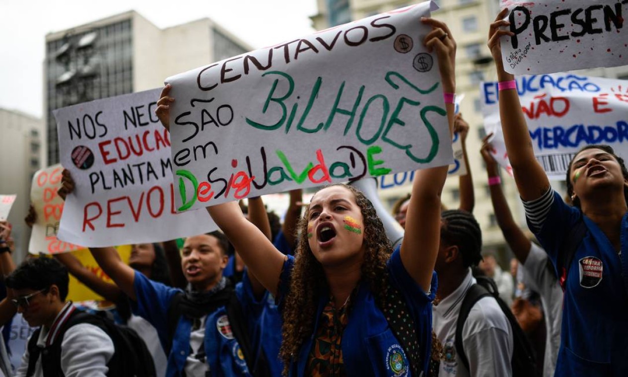 Militantes da área de saúde e representantes de sindicatos, como bancários e petroleiros também estiveram presentes no ato do Rio de Janeiro. Foto: MAURO PIMENTEL / AFP