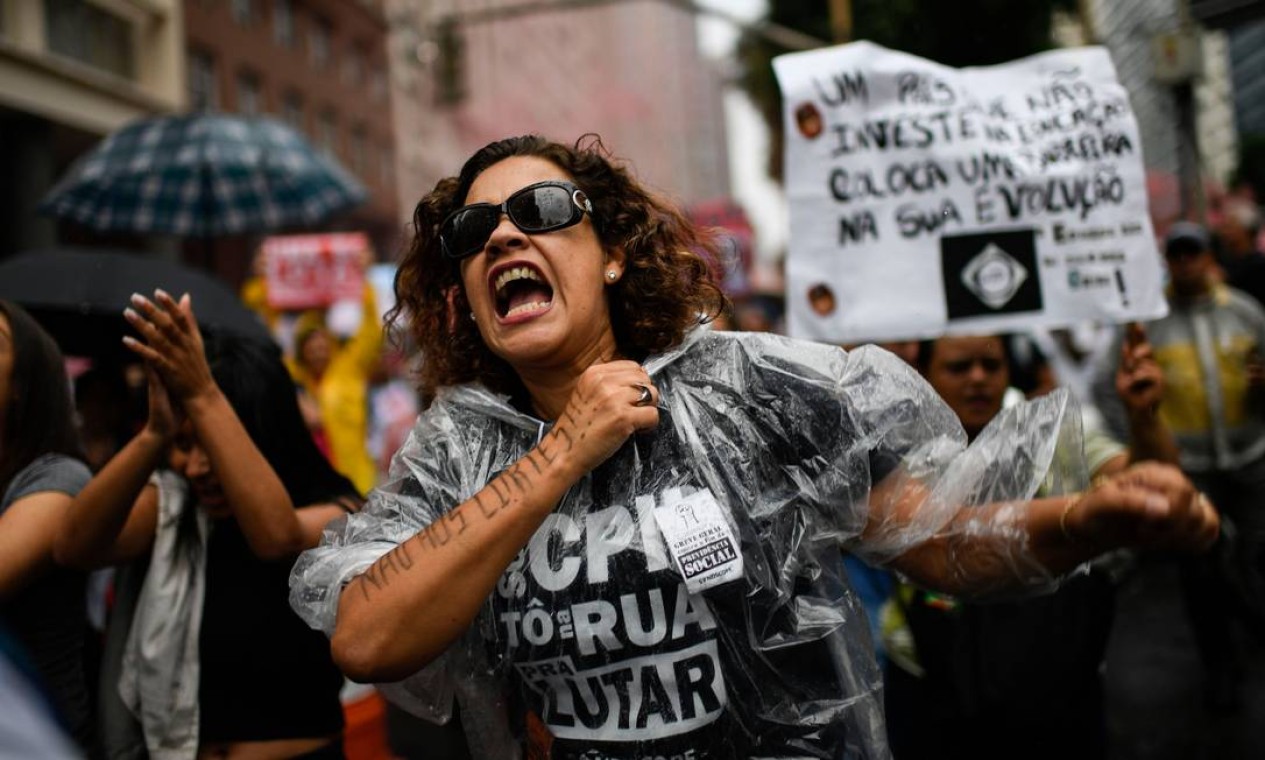 Professores e estudantes se unem contra os cortes na educação Foto: MAURO PIMENTEL / AFP