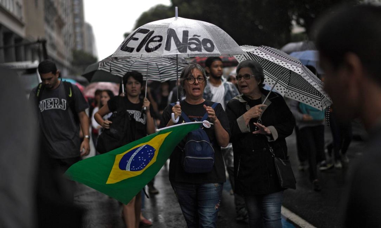 Militantes da área de saúde e representantes de sindicatos, como bancários e petroleiros, também estiveram presentes no ato no Rio de Janeiro. Foto: MAURO PIMENTEL / AFP