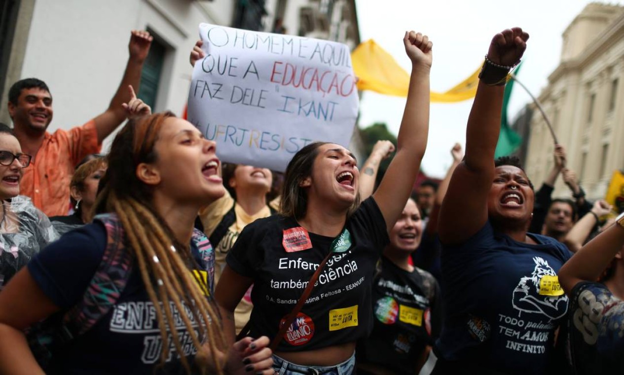Com cartezes, estudantes do Rio de Janeiro protestam contra os cortes de verbas nas instituições de ensino superior pelo Ministério Foto: PILAR OLIVARES / REUTERS