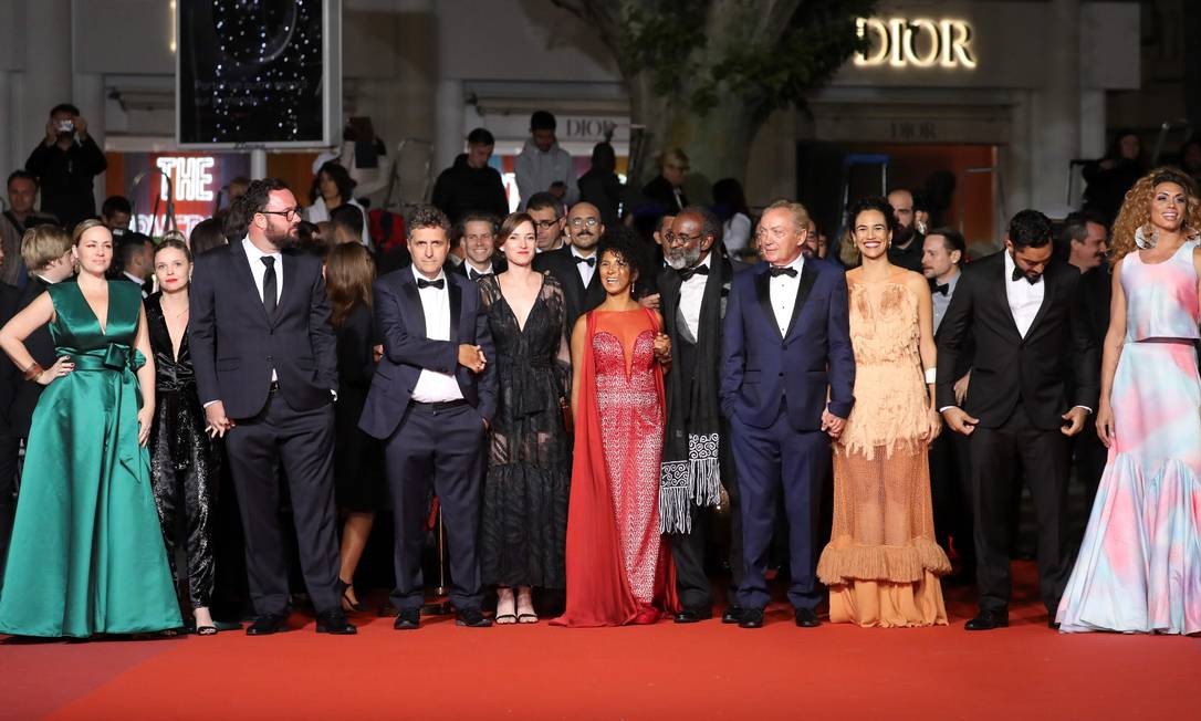 Elenco e equipe de &#039;Bacurau&#039; em Cannes; na foto, os diretores Juliano Dornelles e Kleber Mendonça Filho, a produtora Emilie Lesclaux e os atores Wilson Rabelo, Udo Kier, Barbara Colen, Thomas Aquino e Silvero Pereira Foto: VALERY HACHE / AFP