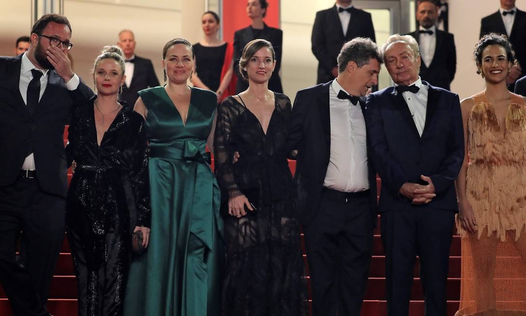 A atriz Sonia Braga, que faz parte do elenco de &#039;Bacurau&#039;, foi ausência sentida no tapete vermelho, que não contou com manifestações políticas — diferentemente de quando Kleber Mendonça Filho exibiu seu filme anterior, &#039;Aquarius&#039;, em Cannes Foto: VALERY HACHE / AFP